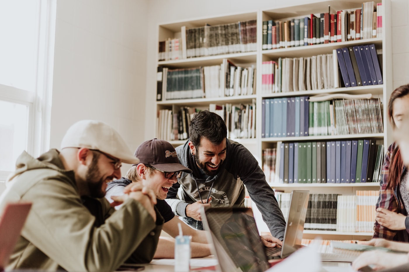 team in heller arbeitsumgebung
